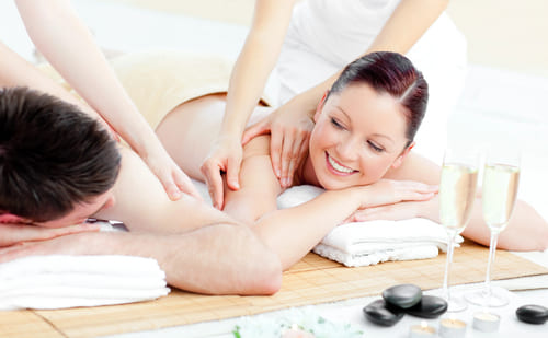 Wellnessmassagen 16 Ein Pärchen gönnt sich eine Paarmassage bei Claudia Göbel