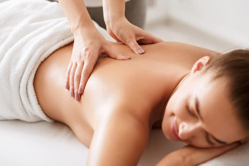 Wellnessmassagen 15 Eine Frau erhält eine Rückenmassage bei Claudia Göbel