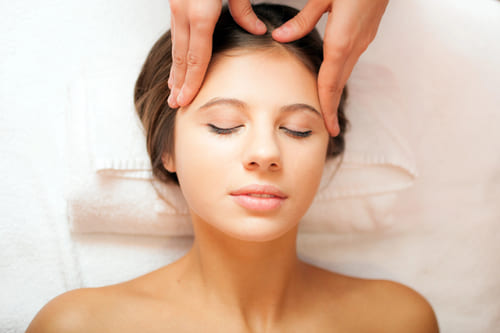 Wellnessmassagen 4 Eine Frau erhält eine Kopfmassage von Claudia Göbel
