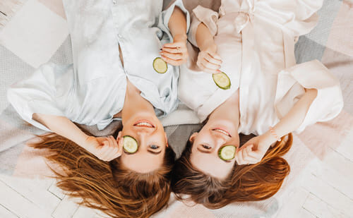 Wellnessmassagen 17 Zwei Frauen genießen eine Wellnessauszeit bei Claudia Göbel