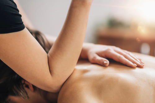 Wellnessmassagen 12 Der Nacken wird mit kräftigen Unterarmbewegungen massiert