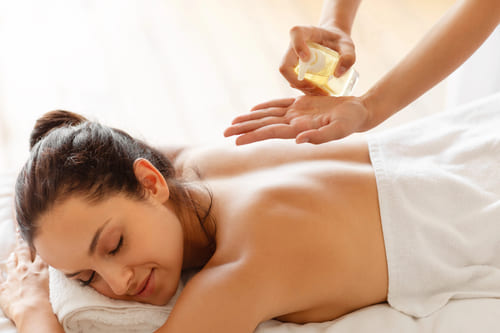 Startseite 1 Eine Frau erhält eine Massage mit ätherischen Ölen bei Claudia Göbel
