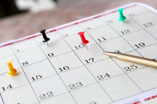 Dufte Veranstaltungen bei Wellnessmassagen Federleicht - Ein Kalender mit Pinnadeln zur Terminierung