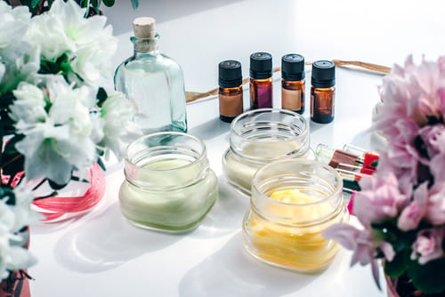 Startseite 4 verschiedene ätherische Öle neben einem Diffuser