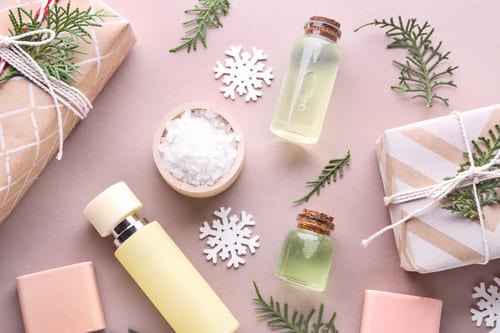 kleine Weihnachtsgeschenke auf einer rosa Tischdecke