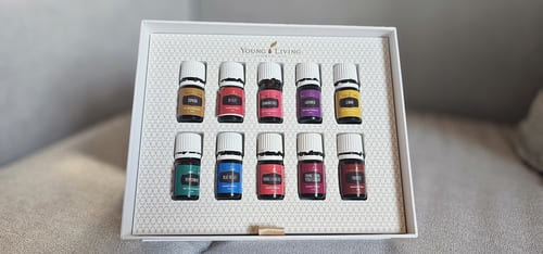 Ätherische Öle 4 Verschienede Flaschen mit ätherischen Ölen aus dem Starter-Set von YoungLiving bei Wellnessmassagen Federleicht