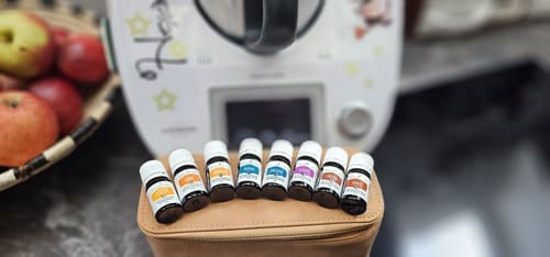 Ätherische Öle 7 Verschiedene Flaschen mit ätherischen Ölen liegen vor dem Thermomix